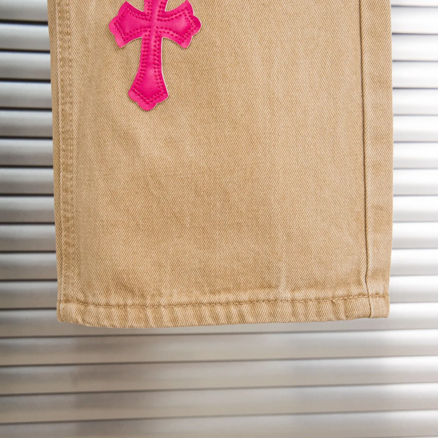 P240 Chrome Hearts 2025 New Miami Limited Couple Washed Jeans with Multiple Pink Cross Leather Labels is a hot item this season and is sought after by countless celebrities and fashionistas. The neat details of the cutting process add color to the playful fashion! The neat and meticulous design, and the well-fitting structure is unique. The upper body not only has outstanding recognition, but also looks younger and younger. A style with the ultimate wearing meaning and performance, gorgeous color matching, and the craftsmanship of this style is also extremely extraordinary. After the finished product is washed, it is disassembled and hand-made with sheepskin cross leather and then spliced ​​together to complete. The whole piece has too many craftsmanship to describe. It is decorated with patchwork cross flowers and high-waisted washed jeans! ! Absolutely high-end luxury product, a god-level single product, a super popular product, made with top heavy industry, a magic weapon that cannot be missed in the street. Style number: 1866# Size: 28 30 32 34 Color: khaki pink khaki black